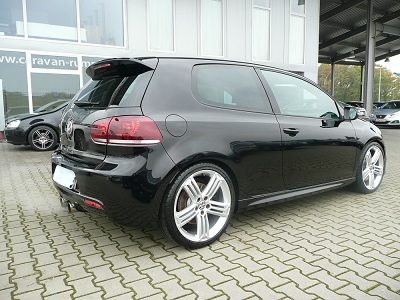 Schwarzer Kompaktwagen nach der Fahrzeugaufbereitung, Heckansicht