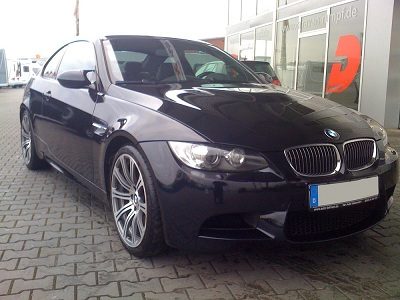 Schwarzes Sportcoupé nach der Lackpflege