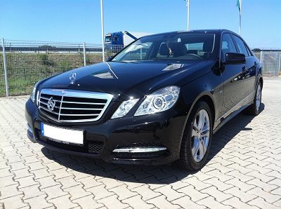 Schwarze Limousine nach der Fahrzeugaufbereitung
