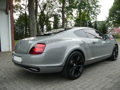 Graues Luxus-Coupé nach der Aufbereitung, Heckansicht