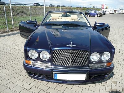 Dunkelblaues Luxus-Cabrio nach der Aufbereitung