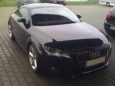 Schwarzes Sportcoupé nach der Lackaufbereitung
