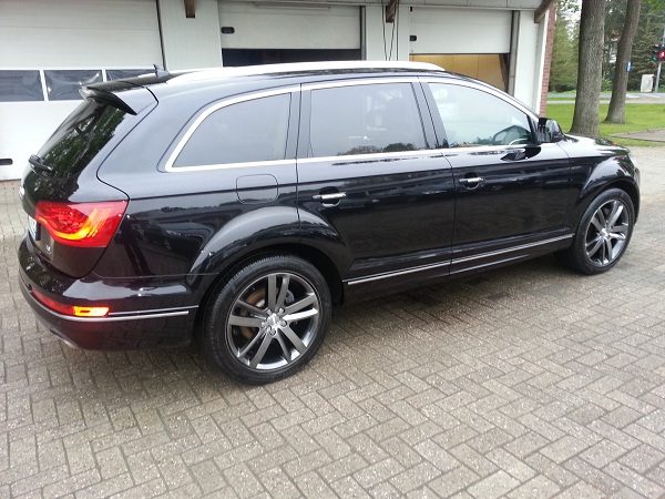 Schwarzer SUV nach der Fahrzeugaufbereitung