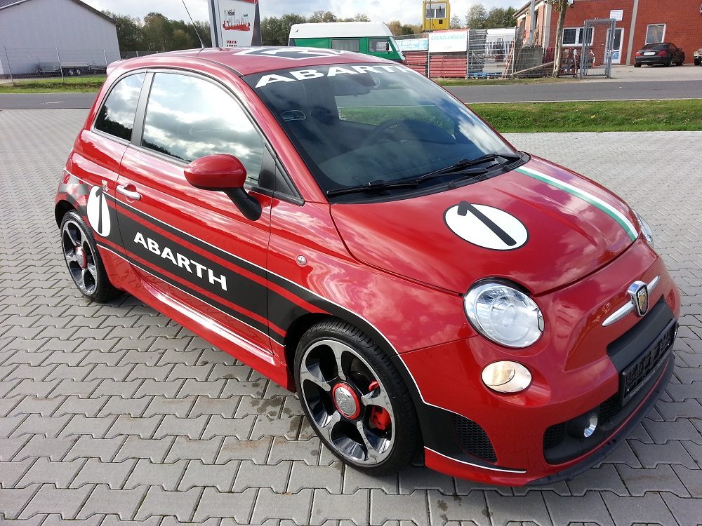 Roter Kleinwagen mit Sportbeklebung nach der Aufbereitung