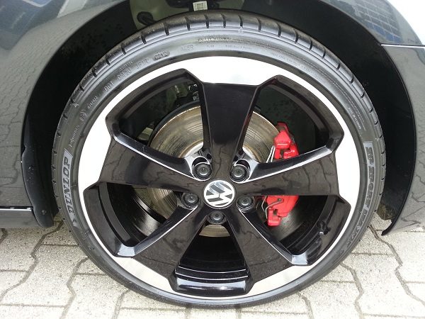 Schwarz-polierte Felge mit roter Bremszange und gepflegtem Reifen