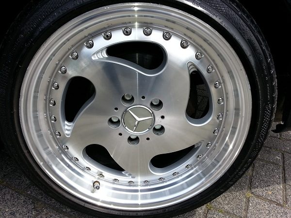 Polierte mehrteilige Felge nach der Aufbereitung