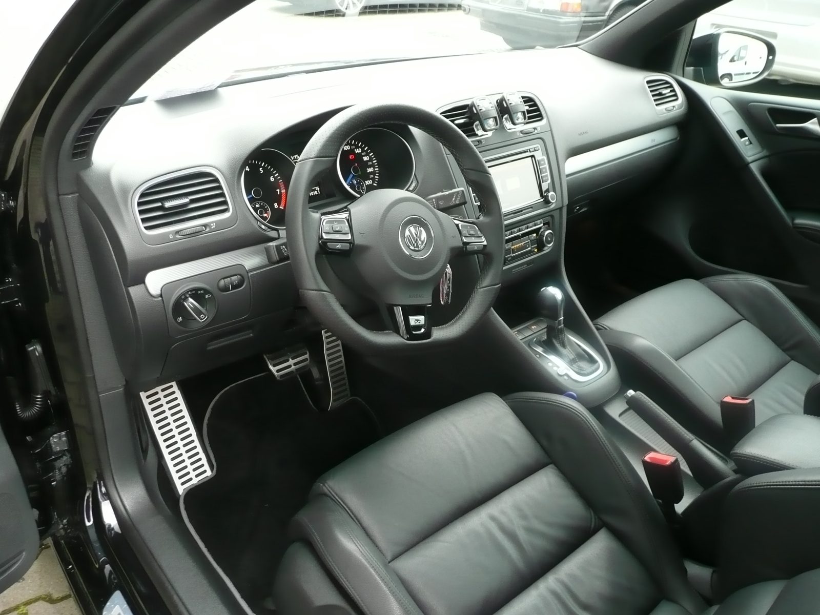 Schwarzer Lederinnenraum mit gereinigtem Cockpit