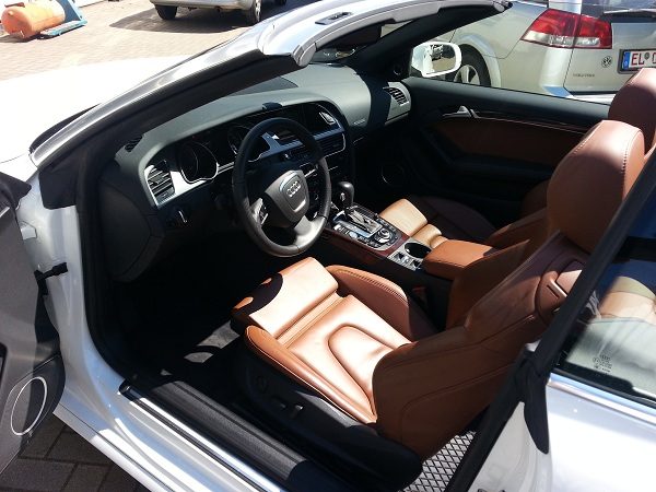 Braune Ledersitze in einem Cabrio nach der Lederpflege