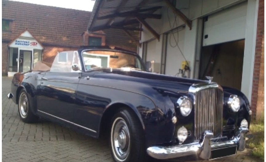 Dunkelblaues Oldtimer-Cabriolet mit Chromgrill nach der Aufbereitung