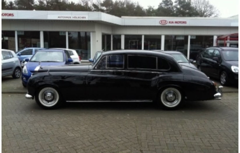 Schwarze Oldtimer-Limousine mit Weißwandreifen nach der Aufbereitung