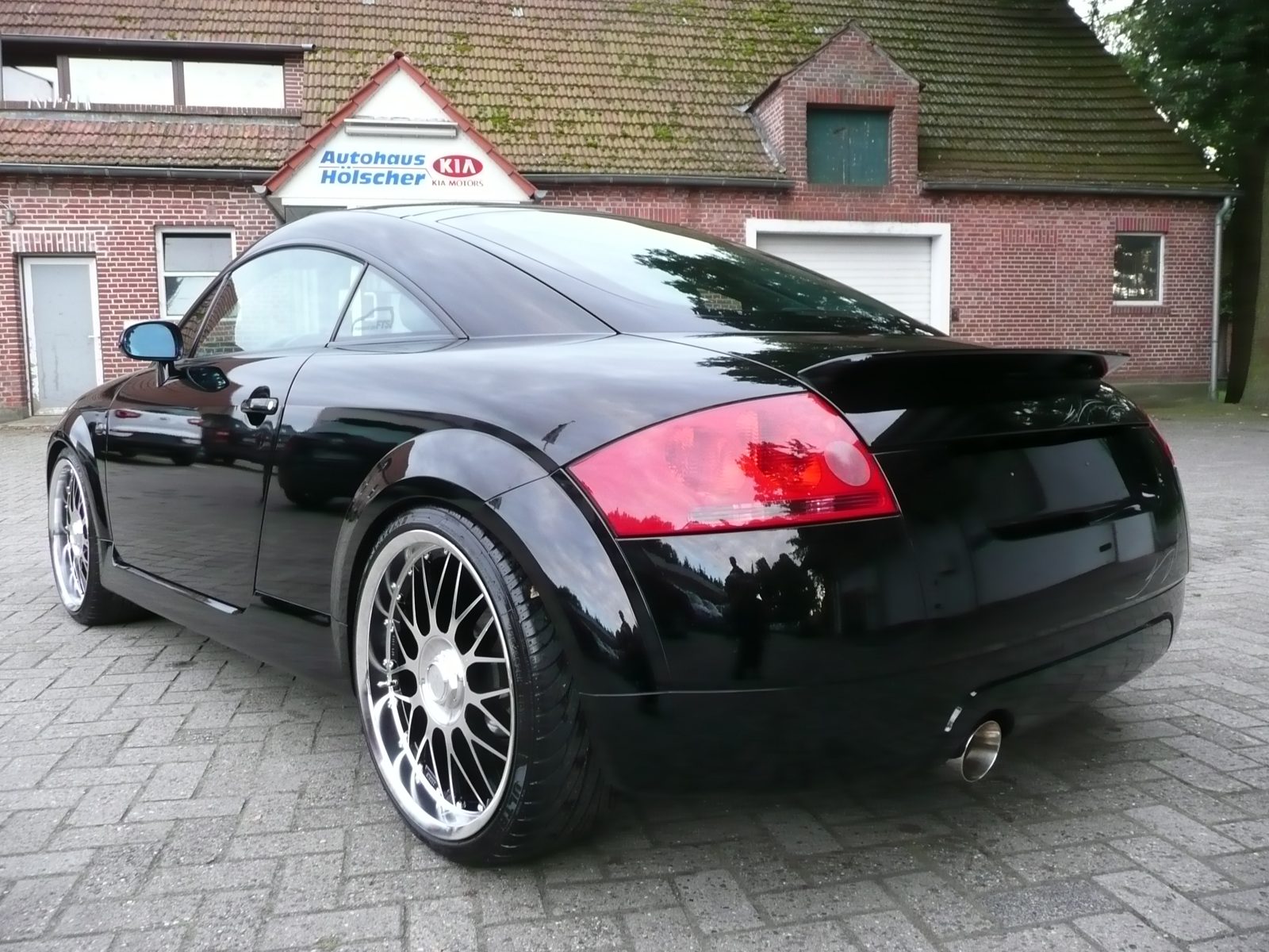 Schwarzes Sportcoupé mit Speichenfelgen, Heckansicht
