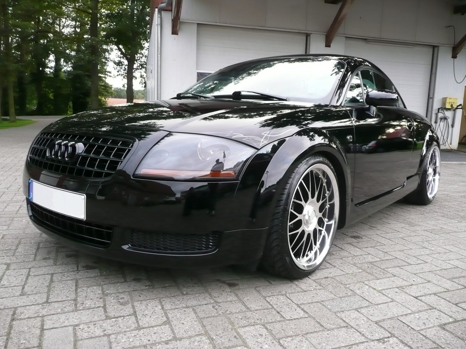Schwarzes Sportcoupé mit Speichenfelgen, Frontansicht