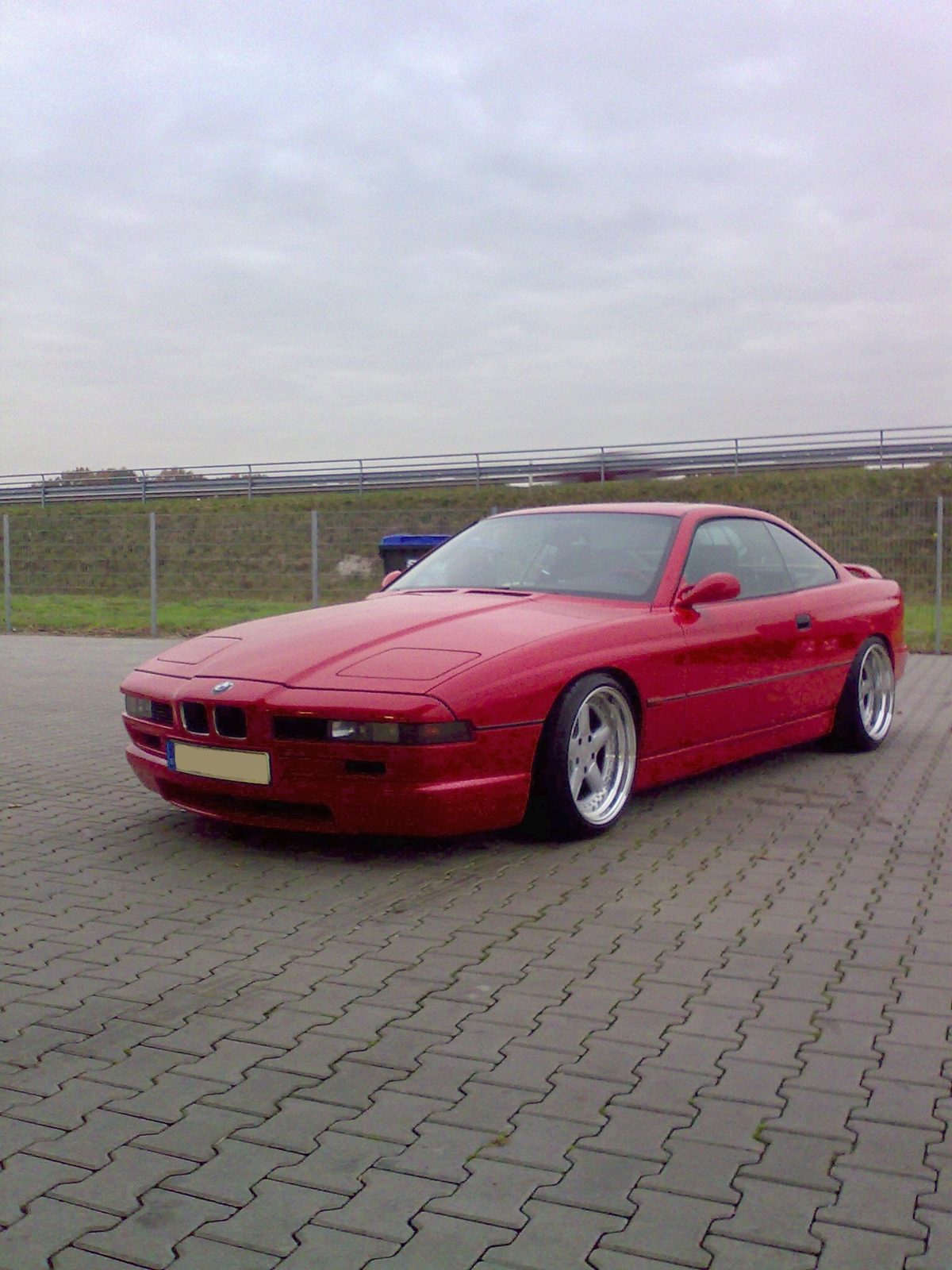 Rotes Sportcoupé nach der Lackaufbereitung