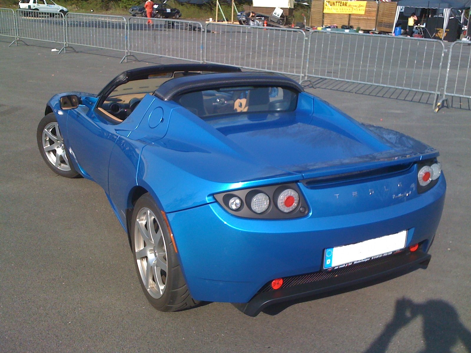 Blauer Roadster nach der Aufbereitung