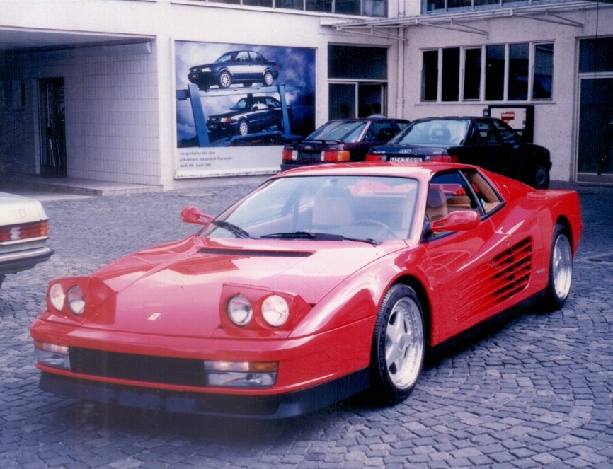 Roter Sportwagen-Klassiker nach der Aufbereitung