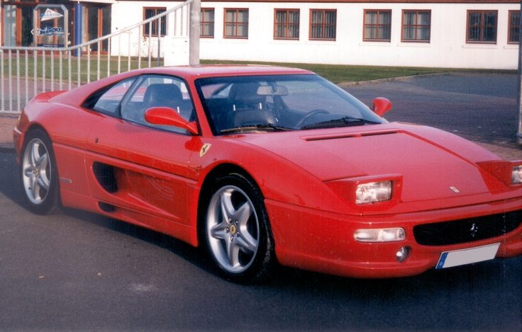 Roter Sportwagen nach der Lackpflege
