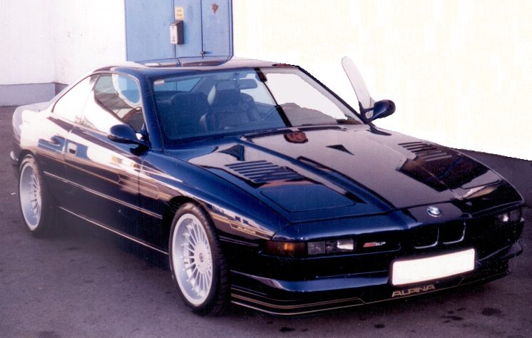 Dunkelblaues Sportcoupé mit Hochglanzlack
