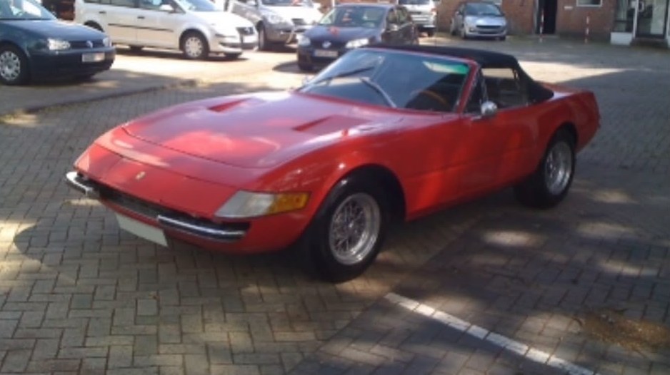 Roter klassischer Sportwagen als Cabrio nach der Aufbereitung